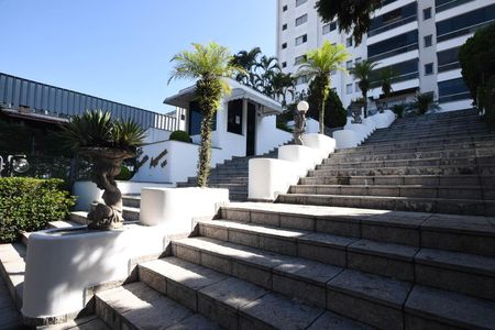 Apartamento à venda com 173m², 4 quartos e 3 vagas Apartamento à venda com 173m², 4 quartos e 3 vagasEntrada