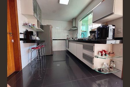 Casa à venda com 253m², 3 quartos e 4 vagas