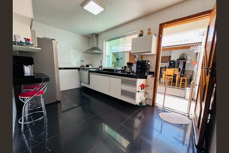 Casa à venda com 253m², 3 quartos e 4 vagas