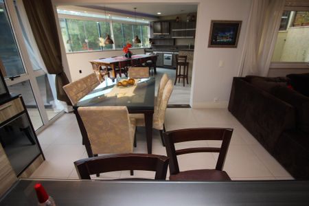 Casa de condomínio para alugar com 218m², 4 quartos e 2 vagasSala de Jantar