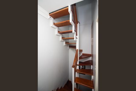 Casa de condomínio para alugar com 218m², 4 quartos e 2 vagasEscada