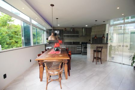 Casa de condomínio para alugar com 218m², 4 quartos e 2 vagasVaranda gourmet