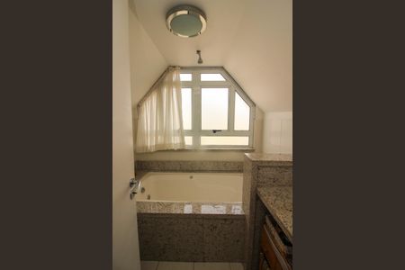 Casa de condomínio para alugar com 218m², 4 quartos e 2 vagasBanheiro da Suíte 2