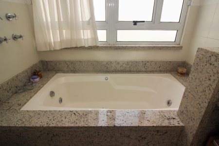 Casa de condomínio para alugar com 218m², 4 quartos e 2 vagasBanheiro da Suíte 2