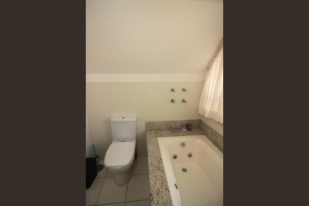 Casa de condomínio para alugar com 218m², 4 quartos e 2 vagasBanheiro da Suíte 2