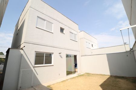 Casa de condomínio para alugar com 81m², 3 quartos e 2 vagasQuintal