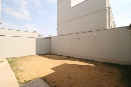 Casa de condomínio para alugar com 81m², 3 quartos e 2 vagasQuintal