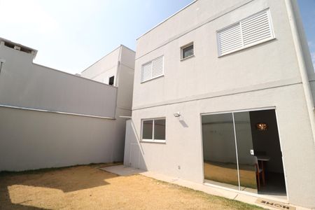 Casa de condomínio para alugar com 81m², 3 quartos e 2 vagasQuintal