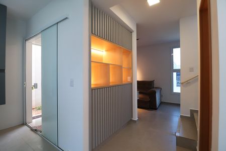 Casa de condomínio para alugar com 81m², 3 quartos e 2 vagasCorredor 