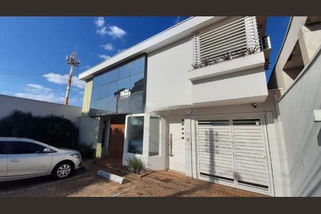 Casa à venda com 276m², 6 quartos e 8 vagas