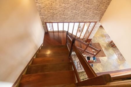 Casa para alugar com 800m², 5 quartos e 2 vagas Casa para alugar com 800m², 5 quartos e 2 vagasEscada