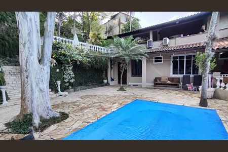 Casa à venda com 665m², 9 quartos e sem vaga Casa à venda com 665m², 9 quartos e sem vagaPiscina