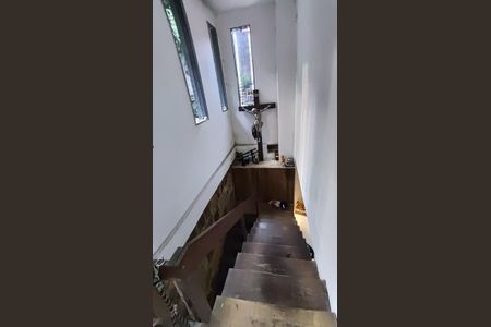 Casa à venda com 665m², 9 quartos e sem vaga Casa à venda com 665m², 9 quartos e sem vagaEscada