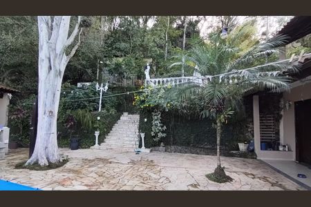 Casa à venda com 665m², 9 quartos e sem vaga Casa à venda com 665m², 9 quartos e sem vagaEscada