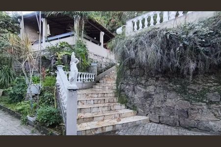 Casa à venda com 665m², 9 quartos e sem vaga Casa à venda com 665m², 9 quartos e sem vagaEscada