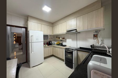 Casa à venda com 130m², 3 quartos e 2 vagas Casa à venda com 130m², 3 quartos e 2 vagasCozinha
