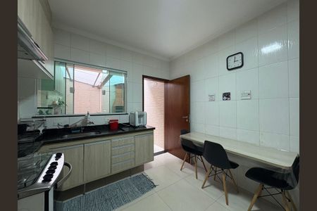 Casa à venda com 130m², 3 quartos e 2 vagas Casa à venda com 130m², 3 quartos e 2 vagasCozinha