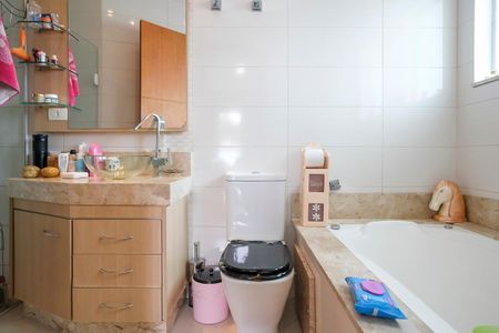 Casa à venda com 249m², 3 quartos e 3 vagasBanheiro da Suíte 1