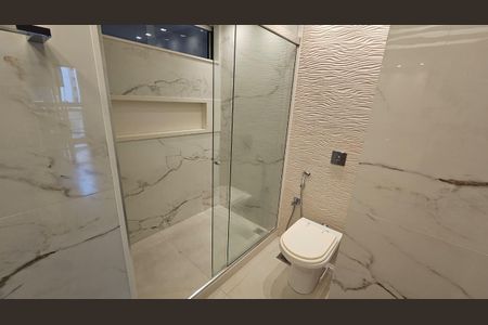 Banheiro de apartamento à venda com 3 quartos, 284m² em Icaraí, Niterói