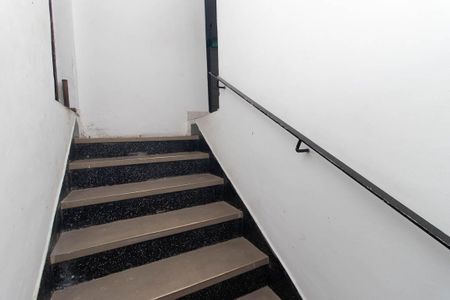 Casa à venda com 200m², 3 quartos e 2 vagas Casa à venda com 200m², 3 quartos e 2 vagasEscada