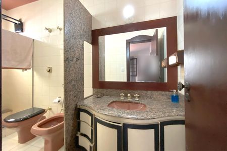 Casa à venda com 495m², 4 quartos e 3 vagasBanheiro da Suíte 1