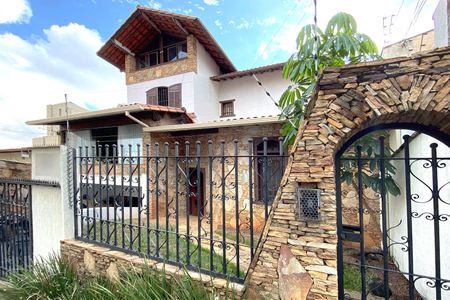 Casa à venda com 495m², 4 quartos e 3 vagasFachada