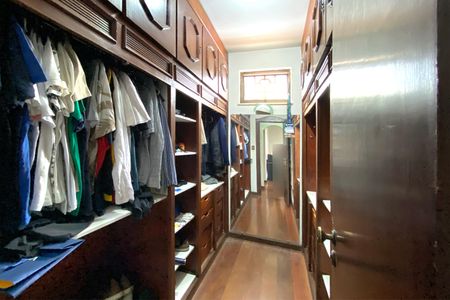 Casa à venda com 495m², 4 quartos e 3 vagasCloset da suíte 2