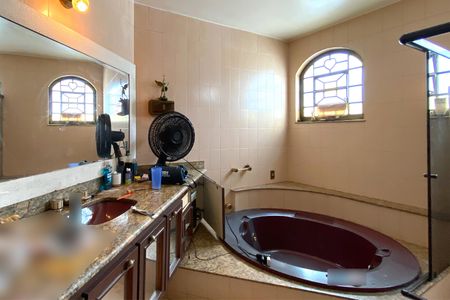 Casa à venda com 495m², 4 quartos e 3 vagasBanheiro da Suíte 2