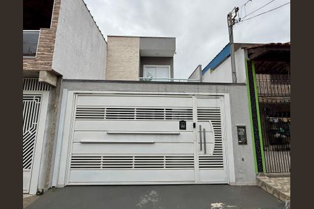 Casa à venda com 160m², 3 quartos e 2 vagas Casa à venda com 160m², 3 quartos e 2 vagasFachada