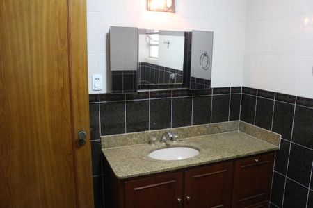 Casa à venda com 245m², 4 quartos e 4 vagasBanheiro 2