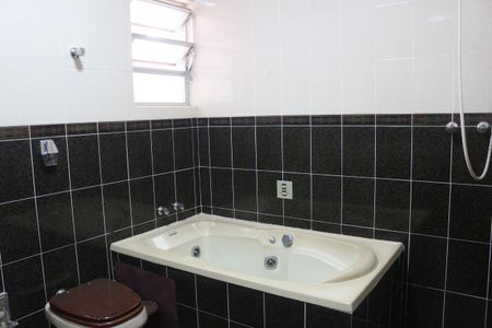 Casa à venda com 245m², 4 quartos e 4 vagasBanheiro 2