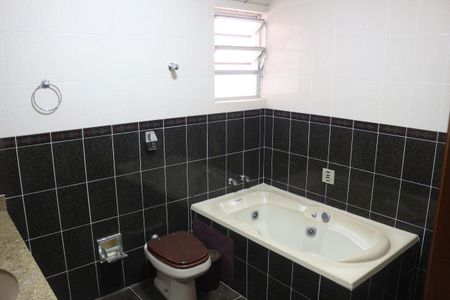 Casa à venda com 245m², 4 quartos e 4 vagasBanheiro 2