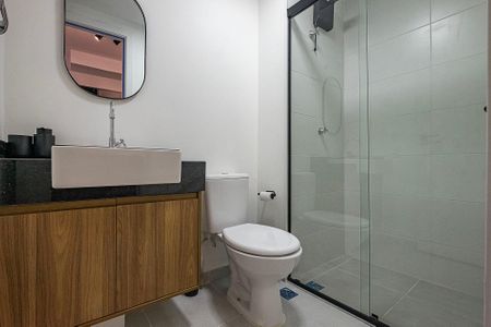 Banheiro de kitnet/studio para alugar com 1 quarto, 25m² em Pinheiros, São Paulo