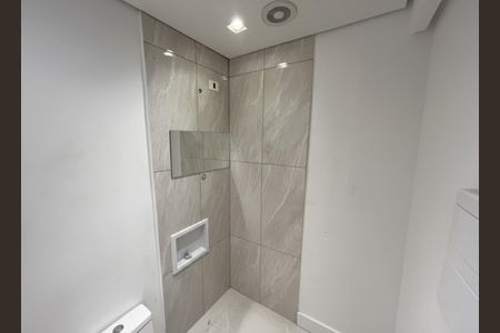 Banheiro de kitnet/studio para alugar com 1 quarto, 26m² em Limão, São Paulo