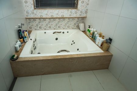 Casa à venda com 300m², 3 quartos e 3 vagasBanheiro Suíte 