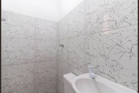 Banheiro de kitnet/studio para alugar com 0 quarto, 15m² em Vila Endres, Guarulhos