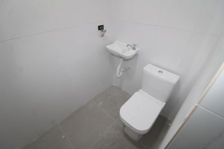 Casa à venda com 87m², 2 quartos e 2 vagasGaragem - Banheiro