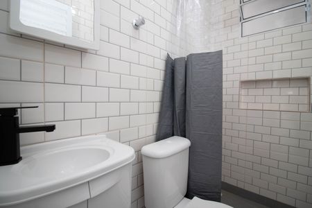 Banheiro de apartamento para alugar com 1 quarto, 21m² em Portal dos Gramados, Guarulhos