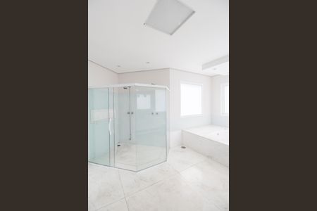 Casa de condomínio à venda com 489m², 4 quartos e 4 vagasBanheiro da Suíte master 1