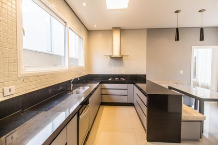 Casa de condomínio à venda com 489m², 4 quartos e 4 vagasCozinha