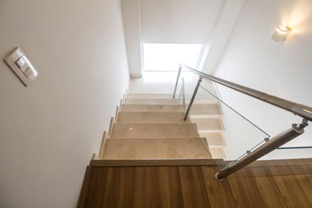 Casa de condomínio à venda com 489m², 4 quartos e 4 vagasEscada