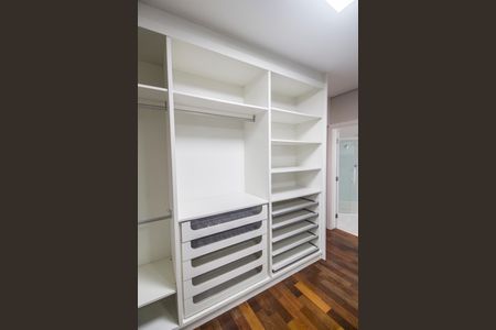 Casa de condomínio à venda com 489m², 4 quartos e 4 vagasCloset da suíte master 1