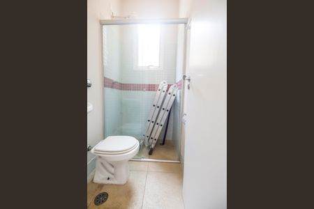 Casa de condomínio à venda com 489m², 4 quartos e 4 vagasBanheiro de Serviço