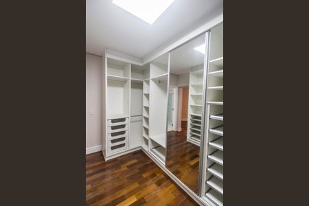 Casa de condomínio à venda com 489m², 4 quartos e 4 vagasCloset da suíte master 1