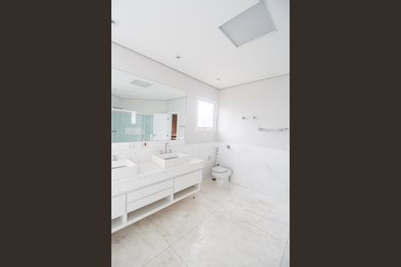 Casa de condomínio à venda com 489m², 4 quartos e 4 vagasBanheiro da Suíte master 1