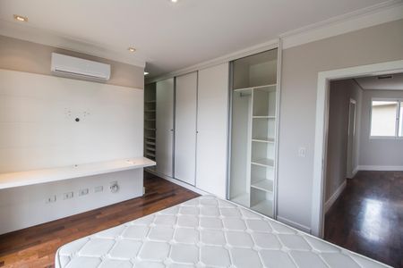 Casa de condomínio à venda com 489m², 4 quartos e 4 vagasSuíte 4