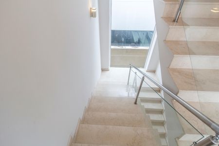 Casa de condomínio à venda com 489m², 4 quartos e 4 vagasEscada