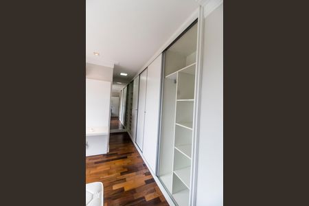 Casa de condomínio à venda com 489m², 4 quartos e 4 vagasCloset da Suíte 4