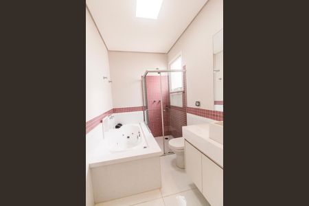 Casa de condomínio à venda com 489m², 4 quartos e 4 vagasBanheiro da Suíte 4