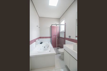 Casa de condomínio à venda com 489m², 4 quartos e 4 vagasBanheiro da Suíte 4